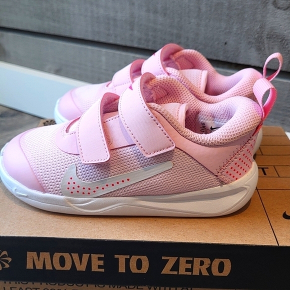 Nike Omni Multi-Court TD Pink Foam Kids - Picture 4 of 9